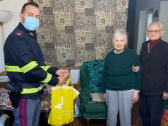 Covid e anziani soli, poliziotto finisce il servizio e ogni giorno gli porta la spesa a casa