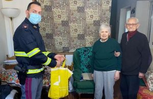 Covid e anziani soli, poliziotto finisce il servizio e ogni giorno gli porta la spesa a casa