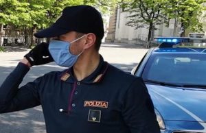 Sale sul bus col cane senza museruola e danneggia il mezzo