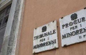 A 15 anni prende un pugno e muore, il padre: operato al cuore da piccolo Minori stranieri non accompagnati, arresti per rapina ad anziana