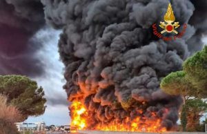 Autocisterna a fuoco sulla Firenze-Pisa-Livorno, VVF sul posto | Video