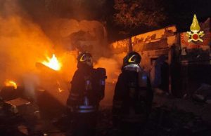 In fiamme area ex centro sociale Terra di Nessuno In fiamme area ex centro sociale Terra di Nessuno