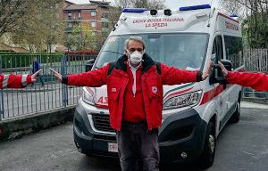 La Croce Rossa consegna i regali ai poveri