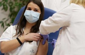 Insulti e minacce sui social a prima vaccinata Covid, Toti: No-Vax ignoranti e cattivi