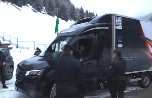 E’ in Italia il furgone con le prime dosi del vaccino anti Covid