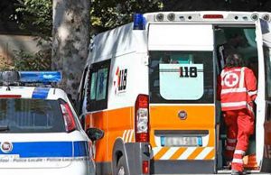 Via S. Martino, 68enne travolta da auto su marciapiede: in codice rosso all’ospedale Genovese ruba cellulare a bengalese ed aggredisce agenti della polizia locale