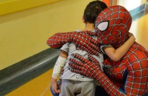 Spiderman savonese visita i bimbi in ospedale, Mattarella: Cavaliere della Repubblica