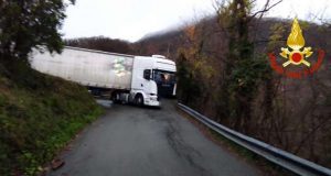 Mezzi pesanti incastrati sulla strada per Creto: viabilità ripristinata