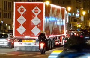 Il truck Coca-Cola ha attraversato Savona e Genova, domani tocca alla Spezia