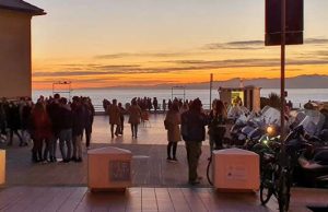 Complice la bella giornata in tanti al mare e ai monti (forse troppi)