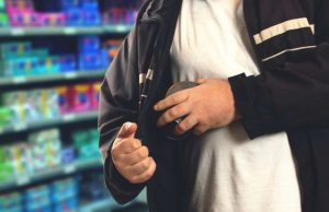 Via Manuzio, romeno ruba 6 bottiglie di olio al supermercato: denunciato Ruba merce all’IN’s e aggredisce vigilante: arrestato