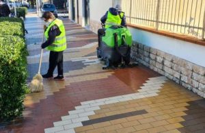 Loano, lavaggio e pulizia marciapiedi dell’Aurelia