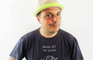 Ritorna Brusco con la sua Isola di plastica