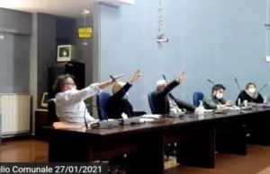 Bufera su Cogoleto, saluti romani in consiglio comunale il Giorno della Memoria