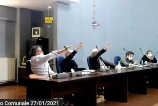 Saluto romano in aula a Cogoleto: trattative per risarcimento al Comune