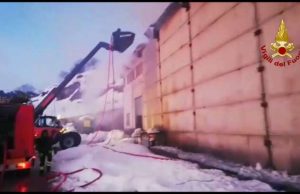 A fuoco fienile a Propata, opera VVF durata tutta la notte | Video