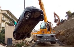 La Polizia Locale di Varazze rimuove i veicoli abbandonati