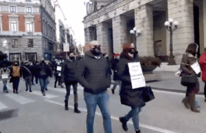 Genova, ristoratori in piazza contro restrizioni del Governo: vogliamo lavorare