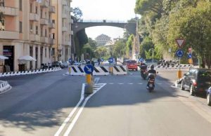 Incidente rotonda via Righetti, scooter a terra, auto sul New Jersey