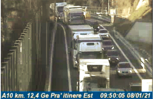 Una mattina come tante in A10, ancora code in direzione Genova: forti disagi