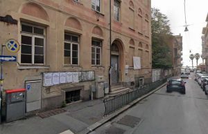 Furgoncino contro ringhiera scuola a Pegli: donna ferita