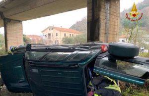 Vezzano, vola dal viadotto per 10 metri, miracolosamente salvo | Foto
