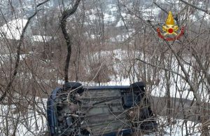 Auto finisce in una scarpata in Valbrevenna, conducente salvo