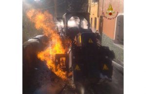 In fiamme escavatore a Sturla, sul posto i VVF | Approfondimento A Rapallo escavatore prende fuoco nella notte, possibile atto doloso?