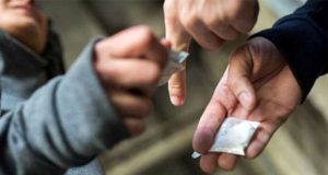 Straniero pregiudicato continua a spacciare, arrestato alla Spezia