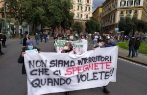 Ristoratori in piazza a Genova: non siamo interruttori che ci spegnete | Fotogallery