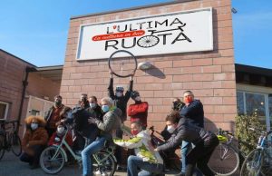 L’ultima ruota, in bici da Milano a Sanremo: la protesta dei lavoratori dello spettacolo