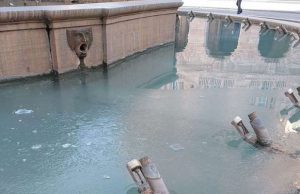 Calo temperature, stamane fontana a De Ferrari ghiacciata. Getti d’acqua chiusi
