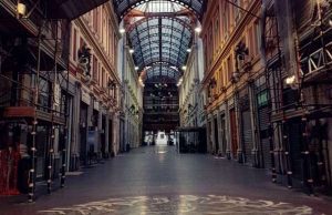 Colpo in negozio di Galleria Mazzini, ladri in azione nella notte: fuggiti indisturbati