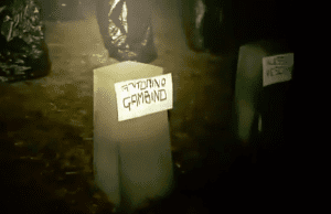 Manfrei, blitz degli antifa: sacchi della rumenta sulle lapidi e nomi della destra ligure