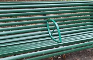 Carignano, spuntano panchine anti degrado. Carratù: non è stato il Municipio né Aster