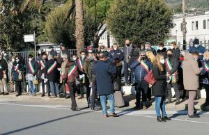 Una catena umana a Pietra Ligure per riaprire il Punto nascite del Santa Corona