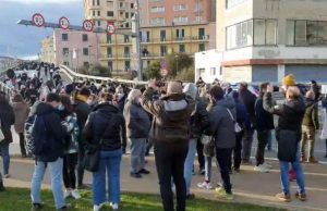 Lavoratori della ristorazione bloccano Sopraelevata, ora alla Foce