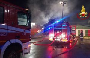 A fuoco baracca dei pescatori alla Foce, fiamme spente dai VVF