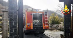Ancora fiamme a Caperana, a fuoco rifiuti: VVF sul posto