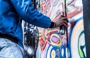 Sporca muro con la vernice spray: 19enne segnalato