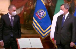 Vaccino anti Covid e fiducia cittadini, Costa: medici e farmacisti hanno ruolo chiave Costa, over 50 ipotesi del tampone per andare al lavoro