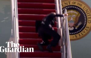 Joe Biden e la caduta sulla scala, la satira di Trump Jr | Video