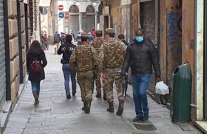 Niente più super Green pass per le Forze dell’ordine per lavorare Controlli interforze nei vicoli di Genova: monitorate le aree a rischio