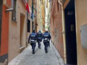 Piazza don Gallo, uomo a terra e marocchino armato di forbici: bloccato da Polizia locale Senegalese offre hashish alla polizia locale: arrestato