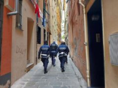 Piazza don Gallo, uomo a terra e marocchino armato di forbici: bloccato da Polizia locale Senegalese offre hashish alla polizia locale: arrestato