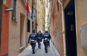 Piazza don Gallo, uomo a terra e marocchino armato di forbici: bloccato da Polizia locale Senegalese offre hashish alla polizia locale: arrestato