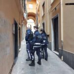 Tenta un furto e prova a colpire la Polizia Locale con un blocco di cemento