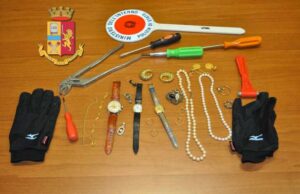 Rientra in casa, trova un ladro e lo rincorre, albanese arrestato a Loano