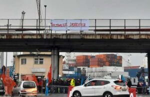 Portuali in sciopero per 24 ore, presidi ai varchi portuali: disagi per il traffico