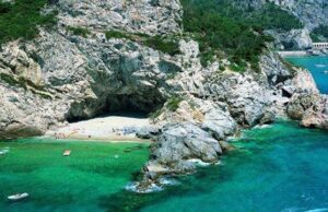 Varigotti, cadavere trovato sulla spiaggia: forse è di un subacqueo